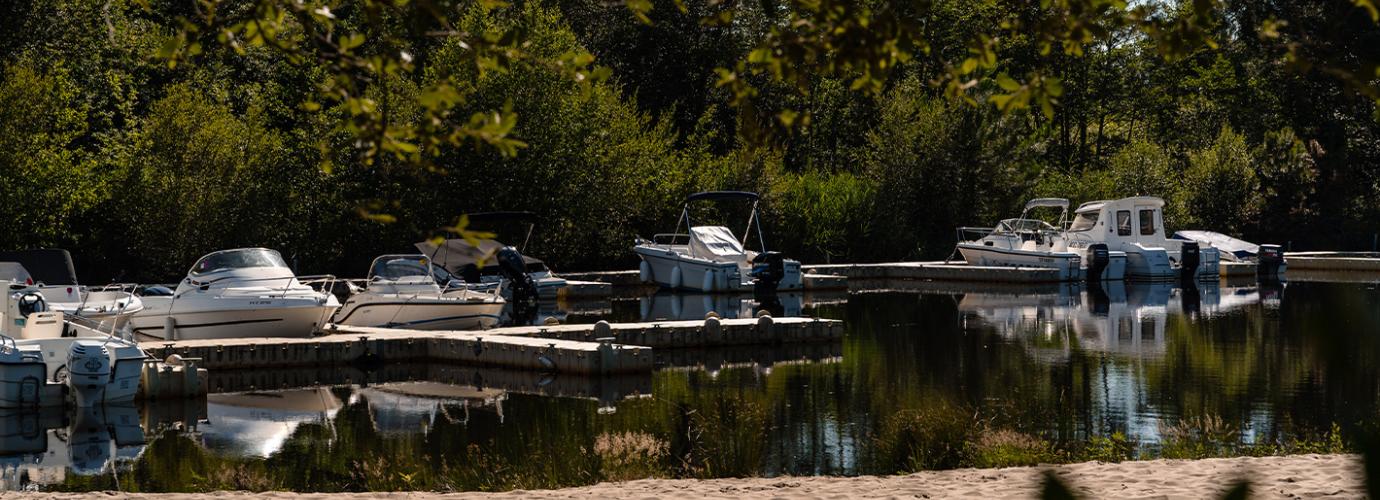 Bateaux au camping de la Réserve